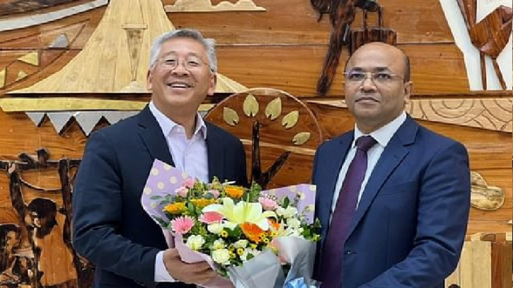 Donald Lu arrives in Dhaka